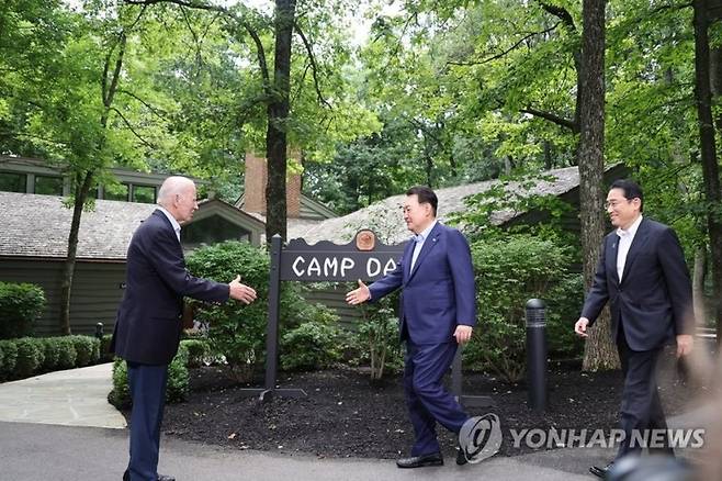 윤석열 대통령과 기시다 후미오 일본 총리가 18일(현지시간) 워싱턴DC 인근 미국 대통령 별장인 캠프 데이비드에서 열린 한미일 정상회의를 앞두고 로렐 로지 앞에서 마중 나온 조 바이든 미국 대통령을 만나고 있다. 2023.8.19 출처:연합뉴스