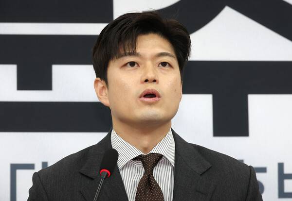 ▲국민의힘 김용태 비상대책위원장이 20일 서울 여의도 국회에서 김문수 후보 배우자 설난영, 더불어민주당 이재명 후보 배우자 김혜경 여사 등 대통령 후보 배우자 TV 토론을 제안하고 있다. ⓒ연합뉴스