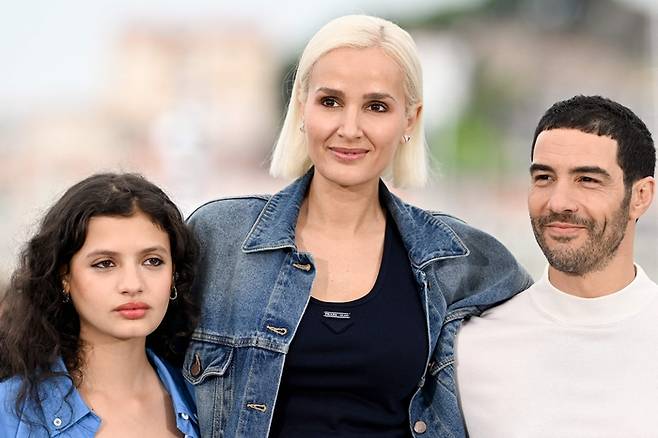 줄리아 뒤쿠르노 감독(가운데)과 소녀 알파를 연기한 멜리사 보로스(오른쪽). 그리고 오른쪽 남성은 알파의 삼촌으로 등장한 타하르 라힘. [AFP·연합뉴스]