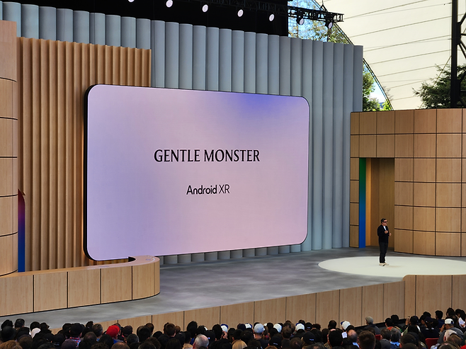 20일(현지시간) 미국 마운틴뷰에서 개최된 구글의 연례 개발자행사 I/O2025에서 샤흐람 이자디 구글 VP가 젠틀몬스터와 파트너십을 발표하고 있다. <이덕주 기자>