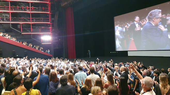 18일(현지시간) 칸 팔레 드 페스티벌 뤼미에르 대극장에서 영화 ‘비밀 요원’ 월드 프리미어 상영되기 직전의 모습. 클레버 멘돈샤 필류 감독과 배우들이 레드 카펫을 지나 극장에 등장하자 2500명 관객의 환호성이 터졌습니다. [김유태 기자]