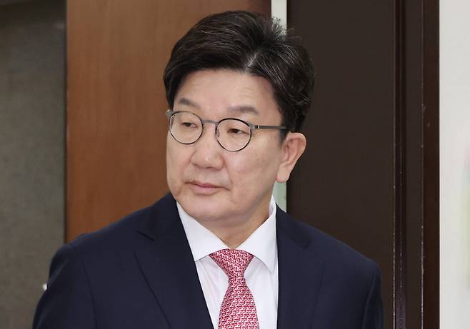 권성동 국민의힘 원내대표가 지난 14일 서울 여의도 국회에서 법제사법위원회 관련 긴급회의에 참석하는 모습. [사진 출처 = 연합뉴스]