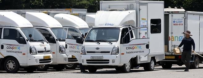 서울의 한 쿠팡 물류센터에서 관계자들이 작업을 하고있다. [김호영 기자]