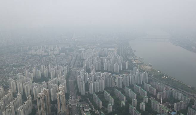 서울 송파구 서울스카이 전망대에서 바라본 서울 아파트 단지 모습. [사진 = 뉴스1]