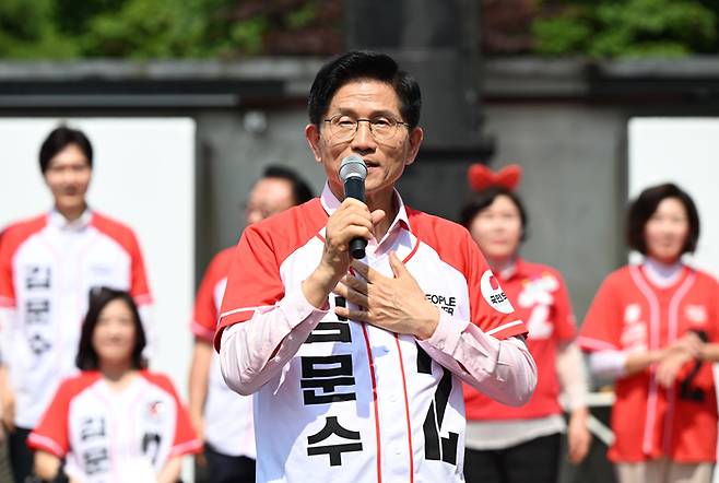 김문수 국민의힘 대선후보가 20일 서울 서초구 고속터미널 광장 유세에서 지지를 호소하는 연설을 마치고 가벼운 율동을 추고 있다. [이충우 기자]