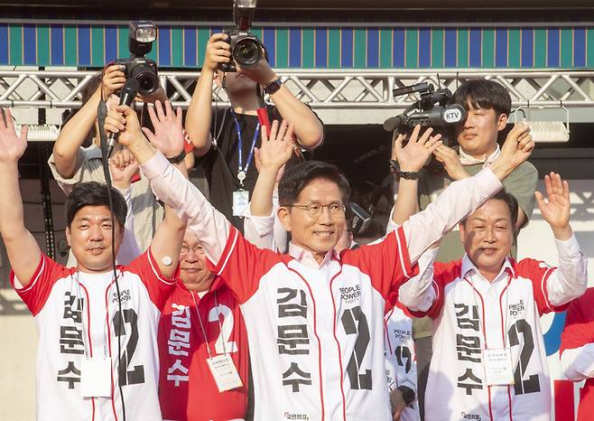 국민의힘 김문수 대선 후보가 20일 오후  경기도 하남시 미사대로 에서 열린 “하남을 새롭게” 집중 유세에서 시민들에게 지지를 호소하고 있다. [이충우 기자]