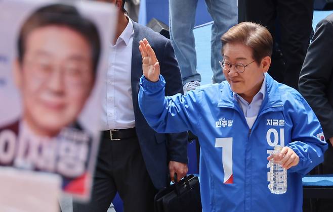 더불어민주당 이재명 대선 후보가 21일 인천광역시 남동구 구월 로데오광장에서 열린 유세에서 시민들에게 인사하고 있다. [사진 출처 = 연합뉴스]