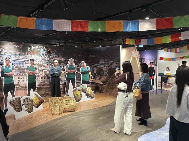 '태어난 김에 세계일주' 테마 체험존.