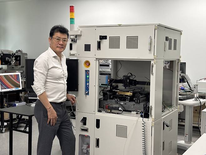 임은재 대표가 국산화에 성공한 반도체 계측 장비에 대해 설명하고 있다.  이윤식 기자