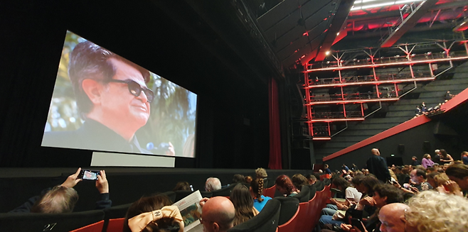 20일(현지시간) 영화 ‘단순한 사고’ 월드프리미어 상영을 앞두고 자파르 파나히 감독이 입장하는 모습. 레드카펫을 걷는 모습이 뤼미에르 대극장에 생중계됩니다. [김유태 기자]