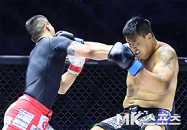 황인수가 2023년 2월 경기도 고양체육관 로드FC 63 킥복싱 경기에서 받아치는 주먹으로 명현만을 때리고 있다. 사진=김영구 기자