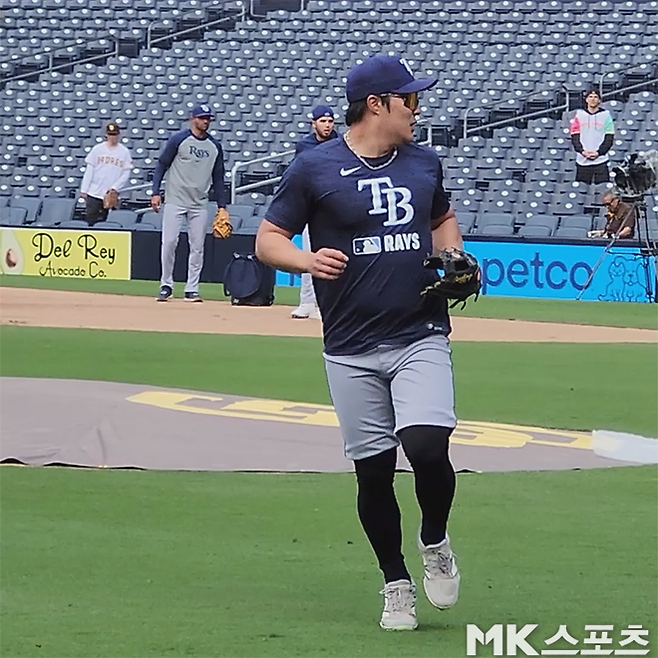 탬파베이 레이스의 김하성이 4월27일(한국시간) 샌디에이고 파드리스와 원정경기를 앞두고 수비 훈련을 소화하고 있다. 지난해 10월 어깨 수술을 받은 김하성은 현재 재활 중이다. 사진=샌디에이고(미국) 김재호 특파원