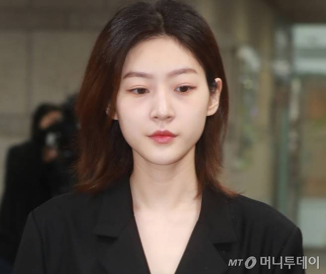 배우 고(故) 김새론이 고등학교 3학년 전후로 유명 아이돌과 교제한 사실이 추가로 확인됐다. 유족은 고인이 생전 2015~2021년 배우 김수현과 교제했다고 했지만, 다른 남성을 만났던 시기와 겹친다는 지적이 나온다. /사진=머니투데이 DB