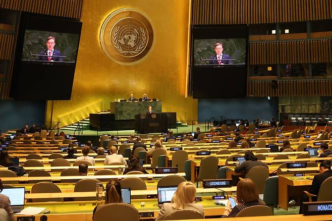 황준국 주유엔 한국대표부 대사가 20일(현지시간) 미국 뉴욕 유엔본부에서 열린 유엔총회에서 북한의 인권 침해 실상에 대해 발언하고 있다. /사진제공=주유엔 한국대표부