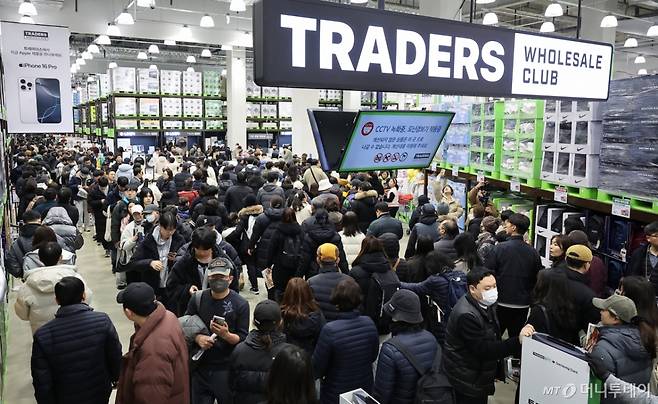 서울 강서구 트레이더스 홀 세일 클럽(이하 트레이더스 마곡점을 찾은 고객들이 매장 개장 시간에 맞춰 입장하고 있다.  트레이더스 마곡점은 지난 2023년 12월 오픈한 수원화서점에 이어 14개월만에 오픈하는 점포로, 월계점에 이어 서울에서 2번째로 선보이는 점포다. 2025.2.14/뉴스1  Copyright (C) 뉴스1. All rights reserved. 무단 전재 및 재배포,  AI학습 이용 금지.