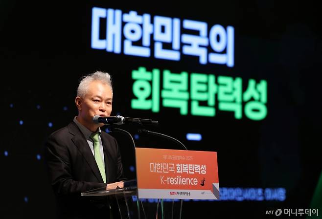 [서울=뉴시스] 황준선 기자 = 백용호 GK인사이츠 이사장이 21일 오전 서울 종로구 JW 메리어트 동대문 스퀘어 서울에서 머니투데이방송 주최로 열린 글로벌 이슈 2025 K-resilience 포럼에서 대한민국의 회복 탄력성을 주제로 강연을 하고 있다. 2025.05.21. hwang@newsis.com /사진=황준선