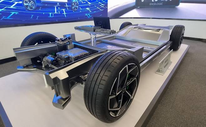 [선전(중국)=뉴시스] 박정규 특파원 = 지난 22일 중국 광둥성 선전 비야디(BYD) 본사 전시관에 CTB(Cell-to-Body) 기술을 홍보하기 위해 설치된 모형. 2024.11.25