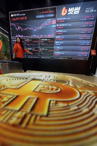 (서울=뉴스1) 황기선 기자 = 5월 14일 서울 서초구 빗썸라운지 전광판에 비트코인 등 가상자산 시세가 표시되고 있다.   지난달 미국 소비자물가지수(CPI)가 4년 만에 최저치를 기록하면서 비트코인(BTC) 가격이 10만 4000달러까지 상승했다.  이날 오전 9시 40분 빗썸 기준 국내 비트코인 가격은 전날 같은 시간보다 0.28% 오른 1억 4601만 2000원을 기록 중이다. 2025.5.14/뉴스1  Copyright (C) 뉴스1. All rights reserved. 무단 전재 및 재배포,  AI학습 이용 금지. /사진=(서울=뉴스1) 황기선 기자