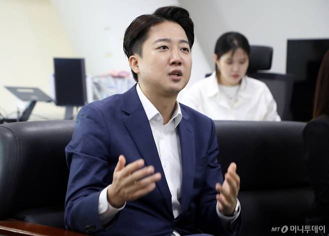 이준석 개혁신당 대통령 후보가 20일 광주광역시의회 기자실을 찾아 지역 기자단과 질의응답하고 있다. 2025.5.20/사진=뉴스1 /사진=(광주=뉴스1) 이수민 기자