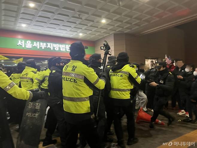 1월19일 새벽 윤석열 대통령에 대한 구속영장이 발부되자 서울 서부지법에 지지자들이 진입해 난동을 부리자 경찰이 이를 진압하고 있다./사진=뉴스1.