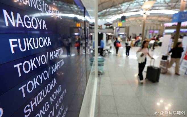 지난 6일 인천국제공항 1터미널 출발층 전광판에 일본행 항공편이 안내되고 있다.  국회 국토교통위원회 소속 더불어민주당 이연희 의원실이 인천국제공항공사와 한국공항공사로부터 제출받은 자료에 따르면 올해 1∼4월(인천공항은 1월 1일∼4월 28일 누계) 국내 공항에서 일본 노선을 이용한 승객(출입국 합산)은 총 888만195명으로 집계돼 지난해 1∼4월 일본 노선 이용자(816만 명)보다 8.8% 증가한 역대 최대 기록을 나타냈다. / 사진=뉴시스