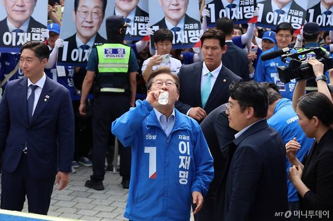 (인천=뉴스1) 안은나 기자 = 이재명 더불어민주당 대통령 후보가 여름 기운이 들기 시작한다는 절기 소만(小滿)인 21일 인천 부평역 광장에서 집중유세를 하기에 앞서 물을 마시고 있다. (공동취재) 2025.5.21/뉴스1  Copyright (C) 뉴스1. All rights reserved. 무단 전재 및 재배포,  AI학습 이용 금지. /사진=(인천=뉴스1) 안은나 기자