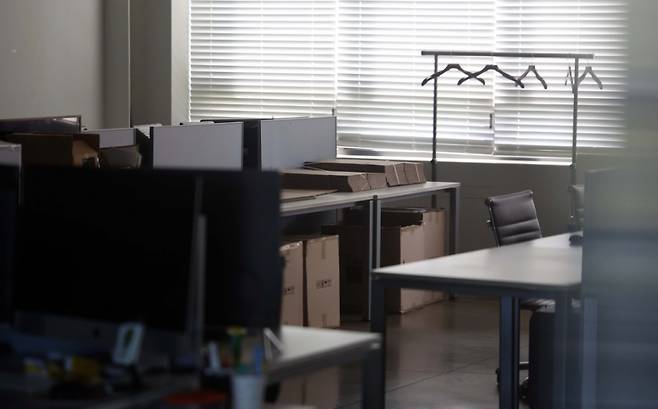 가구, 가전제품 등을 판매하는 온라인 쇼핑몰 '알렛츠(ALLETS)'가 '부득이한 경영상의 사정'으로 8월31일자로 서비스를 종료한다고 밝혔다. 알렛츠 입점 판매자와 구매자들은 고객센터와 연락이 되지 않는다며 피해자들을 모아 오픈채팅방을 개설한 상태다.  일부 입점 판매자들은 중간 정산일인 지난 16일에 정산금 지급이 이뤄지지 않았다고 주장하는 등 제2의 티메프 사태가 우려되는 상황이다. 19일 서울 성동구 소재 알렛츠 운영사 인터스텔라에 출근한 직원 없이 불이 꺼져있다./사진=뉴시스.