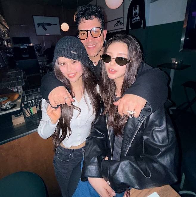 이모셔널 오렌지스 멤버 아자드가 뉴진스 다니엘과 다니엘 친언니 올리비아 마쉬와 함께 찍은 사진. /사진=인스타그램 갈무리