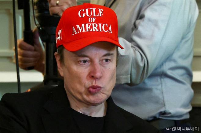 (워싱턴 로이터=뉴스1) 류정민 특파원 = 테슬라 CEO이자 정부효율부(DOGE)를 이끌고 있는 일론 머스크가 30일(현지시간) 미국 워싱턴DC 백악관에서 도널드 트럼프 미국 대통령이 주재하는 각료 회의에서 참석자들의 발언을 듣고 있다.  ⓒ 로이터=뉴스1  Copyright (C) 뉴스1. All rights reserved. 무단 전재 및 재배포,  AI학습 이용 금지. /사진=(워싱턴 로이터=뉴스1) 류정민 특파원