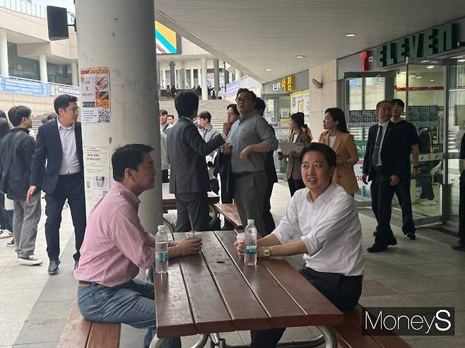 안철수 국민의힘 공동선거대책위원장이 단일화를 논의하기 위해 21일 개혁신당 이준석 대선 후보 유세장소인 가천대학교를 찾았다. 사진=김서연 기자