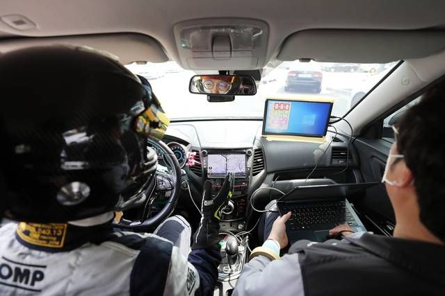 강원 강릉에서 2022년 12월 6일 이도현(사망 당시 12세) 군이 숨진 차량 급발진 의심 사고가 발생한 가운데 차량 결함에 의한 급발진 여부를 밝힐 ‘사고 도로 현장 재연시험’이 진행되고 있다. 연합뉴스