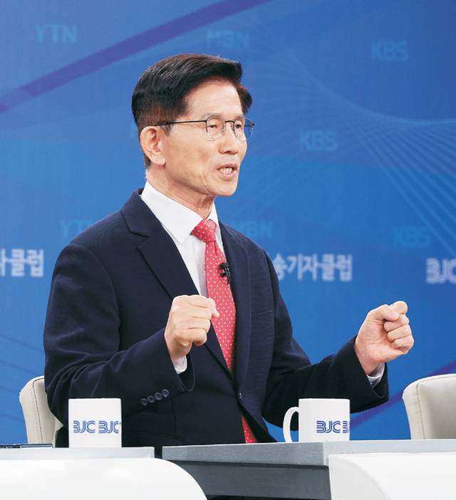 방송기자클럽 초청토론회 김문수 국민의힘 대통령 선거 후보가 21일 오전 경기 고양시 MBN미디어센터에서 열린 한국방송기자클럽 초청 토론회에서 발언하고 있다.  국회사진기자단