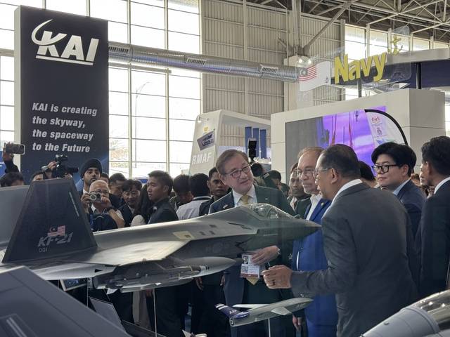 강구영(앞줄 왼쪽) 한국항공우주산업(KAI)  사장이 말레이시아 랑카위에서 열리고 있는 ‘LIMA 2025’  내 KAI 부스를 찾은 안와르 이브라힘(앞줄 가운데) 말레이시아 총리에게 전시물을 설명하고 있다. 한국항공우주산업 제공