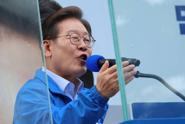 이재명 더불어민주당 대선 후보가 21일 인천광역시 서구 청라동 유세에서 방탄유리 내부에 들어가 시민들에게 지지를 호소하고 있다. 연합뉴스