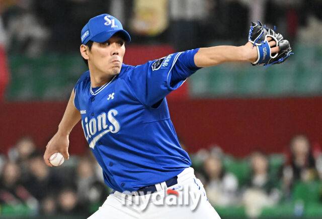 29일 오후 인천광역시 문학동 SSG랜더스필드에서 진행된 '2025 프로야구 KBO리그' SSG랜더스와 삼성라이온즈의 경기. 삼성 김재윤이 역투하고 있다./마이데일리