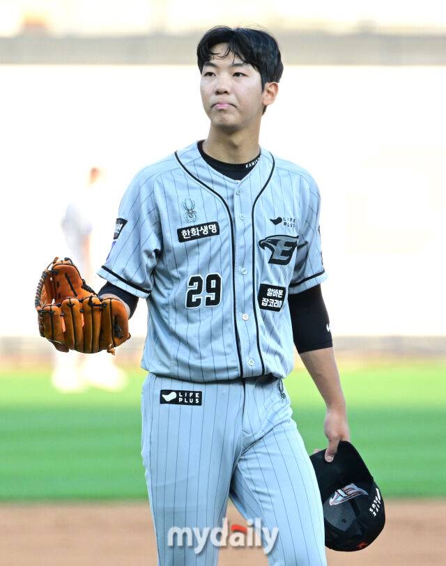 2024년 6월 4일 경기도 수원KT위즈파크에서 '2024 신한 SOL Bank KBO리그' 한화 이글스와 KT 위즈의 경기가 열렸다. 한화 선발투수 황준서가 1회초 1사 만루 위기에서 긴장하고 있다.