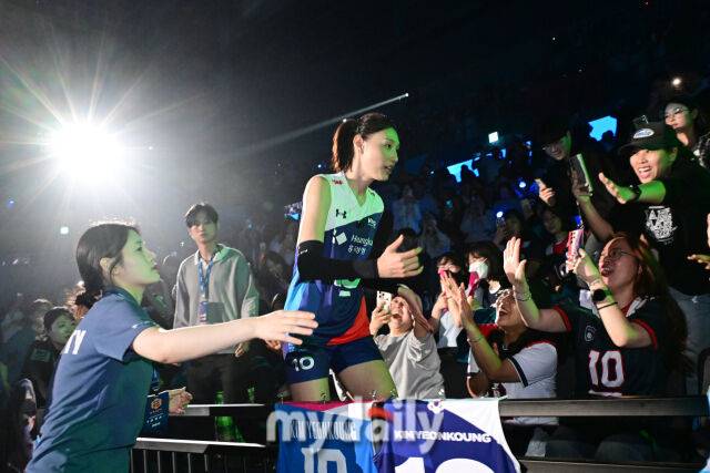 김연경이 팬들의 환호를 받으며 코트로 등장하고 있다.