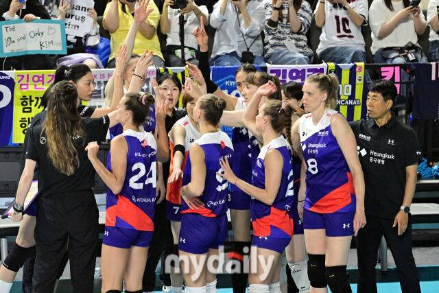 감독 겸 선수로 나선 김연경이 1세트 경기 전 선수들과 파이팅을 외치고 있다.