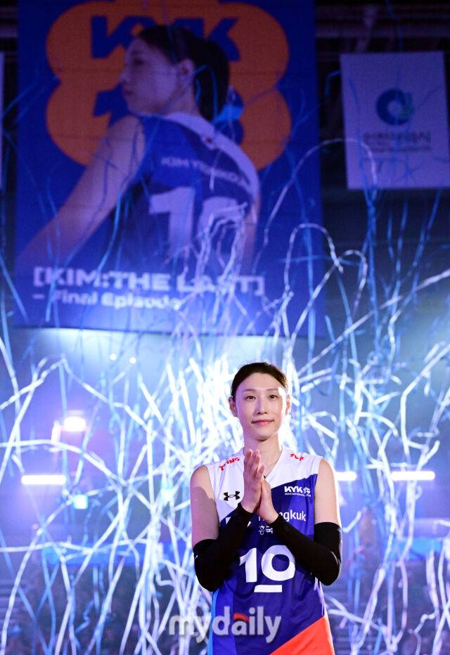 경기 후 진행된 은퇴식에서 팬들에게 박수를 보내는 김연경.