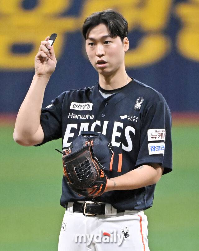 9일 오후 서울 고척동 고척스카이돔에서 진행된 '2025 프로야구 KBO리그' 키움히어로즈와 한화 이글스의 경기. 한화 엄상백이 피치컴 교체요청을 하고 있다./마이데일리
