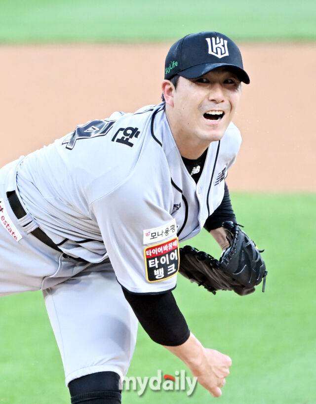 20일 오후 경기도 수원시 조원동 수원kt위즈파크에서 진행된 '2025 프로야구 KBO리그' kt위즈와 KIA타이거즈의 경기. kt 조이현이 선발등판해 역투하고 있다./수원=송일섭 기자 andlyu@mydaily.co.kr