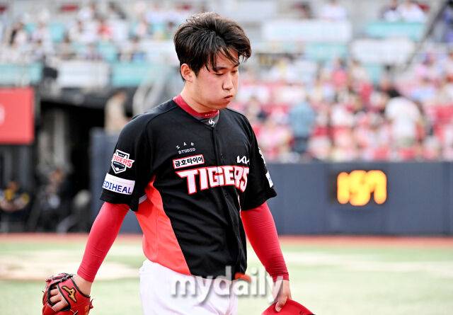 20일 오후 경기도 수원시 조원동 수원kt위즈파크에서 진행된 '2025 프로야구 KBO리그' kt위즈와 KIA타이거즈의 경기. 기아 윤영철이 1회말 2실점한 뒤 아쉬워 하고 있다./수원=송일섭 기자 andlyu@mydaily.co.kr