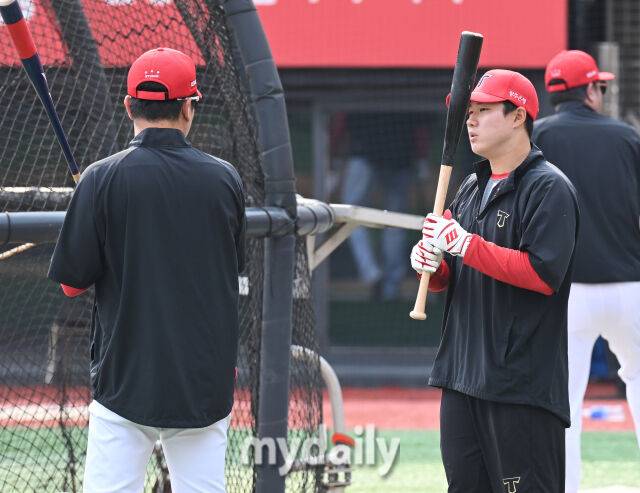 21일 오후 경기도 수원시 조원동 수원kt위즈파크에서 진행된 '2025 프로야구 KBO리그' kt위즈와 KIA타이거즈의 경기. 기아 최원준이 경기전 훈련에서 김주찬 코치와 이야기를 나누고 있다./수원=송일섭 기자 andlyu@mydaily.co.kr
