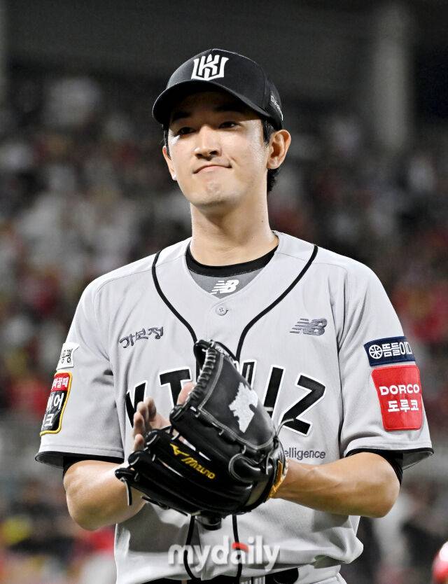 21일 오후 경기도 수원시 조원동 수원kt위즈파크에서 진행된 '2025 프로야구 KBO리그' kt위즈와 KIA타이거즈의 경기. kt 고영표가 5회초를 무실점으로 막은 뒤 덕아웃으로 향하고 있다./수원=송일섭 기자 andlyu@mydaily.co.kr