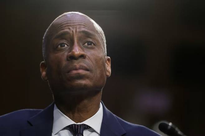 필립 제퍼슨 미 연방준비제도(Fed·연준) 부의장이 지난 2023년 6월 워싱턴주 의사당에서 열린 상원 은행위원회 청문회에서 연방준비제도이사회 차기 부의장 지명에 대해 증언하고 있다. [로이터]