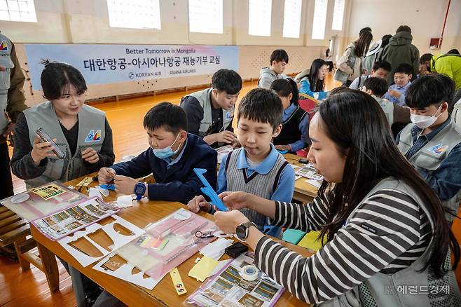 대한항공과 아시아나항공 임직원들이 21일 몽골 울란바타르시 바가노르구에 위치한 군갈루타이 국립학교에서 항공공학 체험 수업을 진행하고 있다. 바가노르(몽골)=임세준 기자