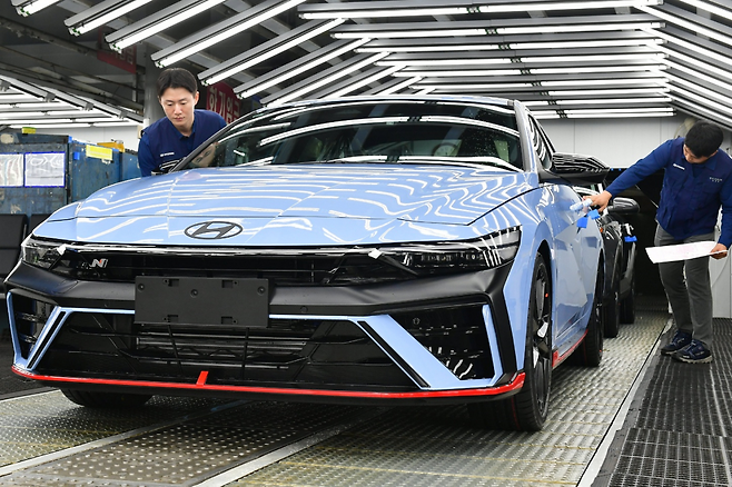 현대차 울산 3공장에서 아반떼가 생산중이다. [현대차 제공]