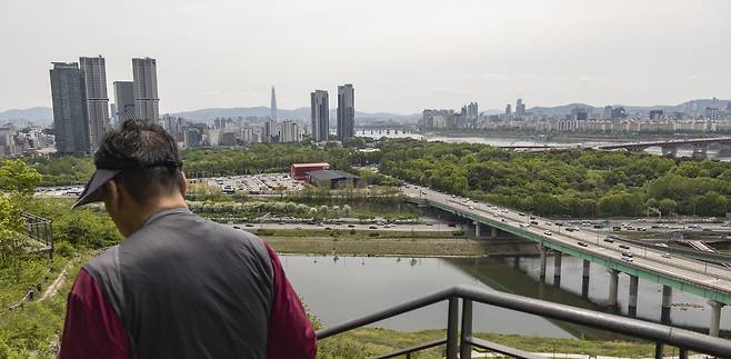 서울 성동구에서 바라본 강남·잠실 일대의 모습. [연합]