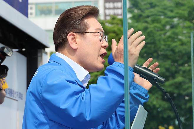 더불어민주당 이재명 대선 후보가 21일 인천광역시 부평역 북광장에서 열린 집중유세에서 시민들에게 지지를 호소하고 있다. <연합뉴스>