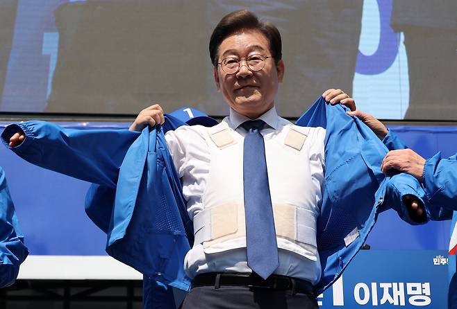 더불어민주당 이재명 대선 후보가 6·3 대통령선거 공식 선거운동 첫날인 12일 서울 광화문 청계광장에서 열린 중앙선대위 출정식 및 첫 유세에서 방탄복 위에 선대위 점퍼를 입고 있다. [연합]